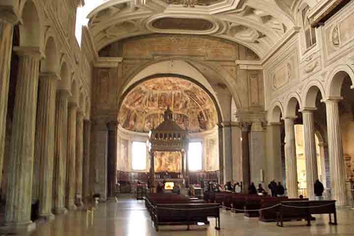 A palavra Conclave vem do latim “cum clavis”, que significa “fechado à chave”, o que dá a medida do sigilo com que é tratado o processo.
