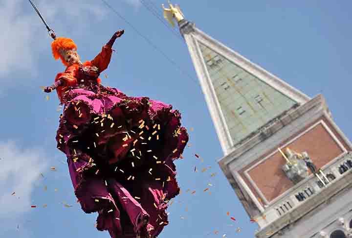 O Carnaval é a maior festa popular no Brasil. Mas a folia também é tradicional e grandiosa em outras partes do mundo. O Flipar mostra a seguir alguns desses carnavais!