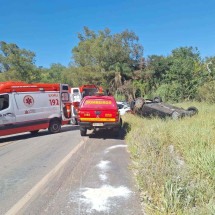 MG: colisão tripla com capotamento deixa dois feridos no sábado de Carnaval - CBMMG