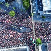 Então, Brilha!: drone mostra avenidas do centro de BH tomadas por foliões  - Leandro Couri / E.M /D.A Press