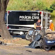 Carro capota matando uma pessoa na Avenida Carlos Luz, em BH - Vargas JR/EM/D.A.Press