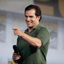 Após &#8216;enquete&#8217; de dono da Amazon, fãs voltam a pedir Henry Cavill como James Bond - Gage Skidmore/Wikimedia Commons