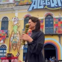 Blocos têm gritos de 'sem anistia' e homenagem a Eunice Paiva