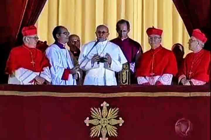 Cabe ao protodiácono fazer o anúncio oficial na sacada da basílica de São Pedro. Ele solta a famosa expressão “Habemus Papam!” (“Temos um Papa”). 
