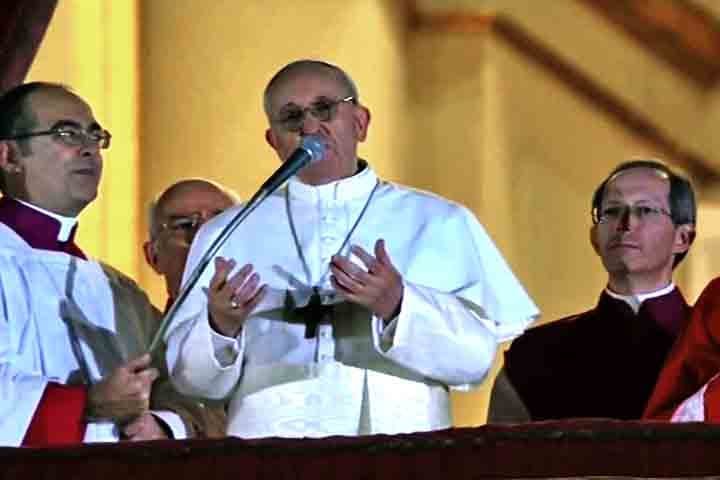 Ele ocorre quando um papa morre - como na sucessão de João Paulo II para Bento XVI - ou renúncia - a exemplo da última mudança, com Bento XVI dando lugar a Francisco.
