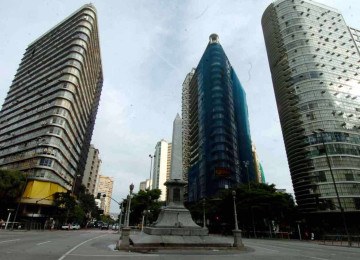 Em plena segunda-feira do carnaval de 2006, a Afonso Pena na altura da Praça Sete, cruzamento movimentado no Centro de BH, revelava uma cidade abandonada -  (crédito: Marcos Michelin/Estado de Minas – 27/2/2006)