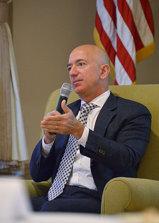 Após a notícia de que a Amazon MGM Studios, braço de cinema da Amazon, ou a ter a direção criativa dos filmes de 007, Jeff Bezos, dono da empresa multinacional, perguntou no X (antigo Twitter) quem deve assumir o papel do famoso ator. E o nome mencionado mais vezes foi o de Cavill. 
