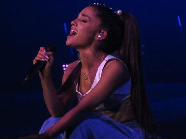 Ariana é conhecida por sua voz poderosa e versátil, com um alcance vocal impressionante que a coloca entre as maiores vocalistas da atualidade.