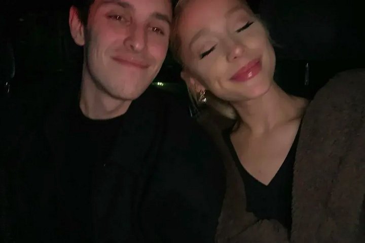 Em sua vida pessoal, Ariana jÃ¡ esteve no centro de atenÃ§Ãµes por seus relacionamentos, incluindo um breve noivado com o comediante Pete Davidson e seu casamento com o agente imobiliÃ¡rio Dalton Gomez (foto), de quem se separou em 2023.
