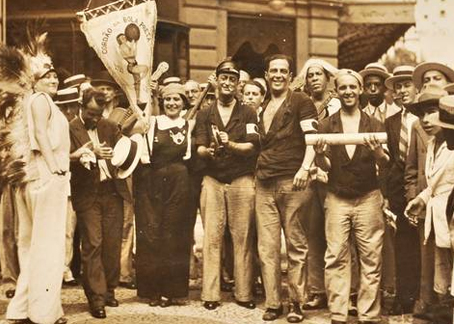 O bloco foi fundado por Álvaro Gomes de Oliveira (Caveirinha), Francisco Brício Filho (Chico Brício), Eugênio Ferreira, João Torres e os três irmãos Oliveira Roxo, Jair, Joel e Arquimedes Guimarães.