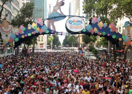 O Cordão da Bola Preta é conhecido por seu caráter democrático e festivo. O bloco não tem restrição de idade, raça ou classe social, e é aberto a todos que desejam participar da festa. 