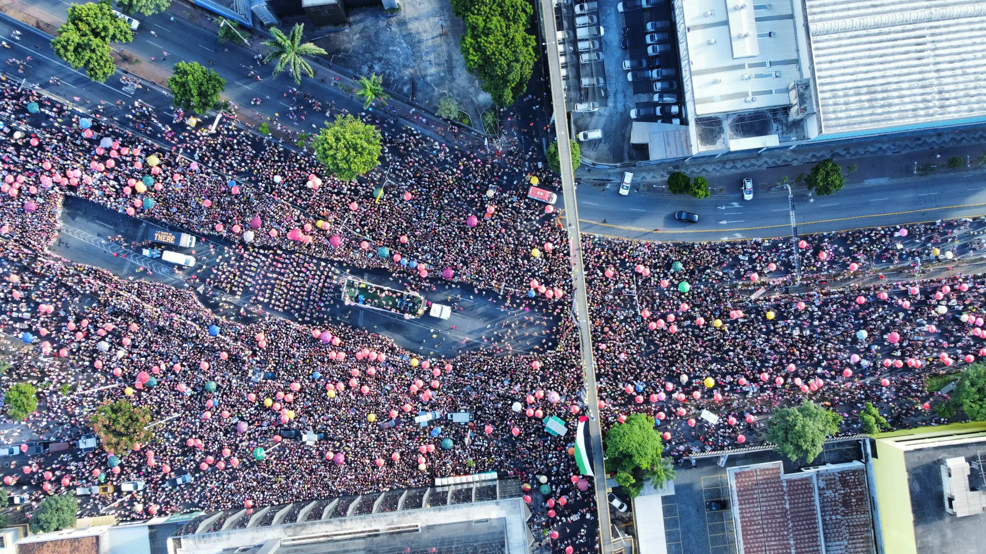 Drone mostra avenidas do centro de Belo Horizonte tomadas por foliões