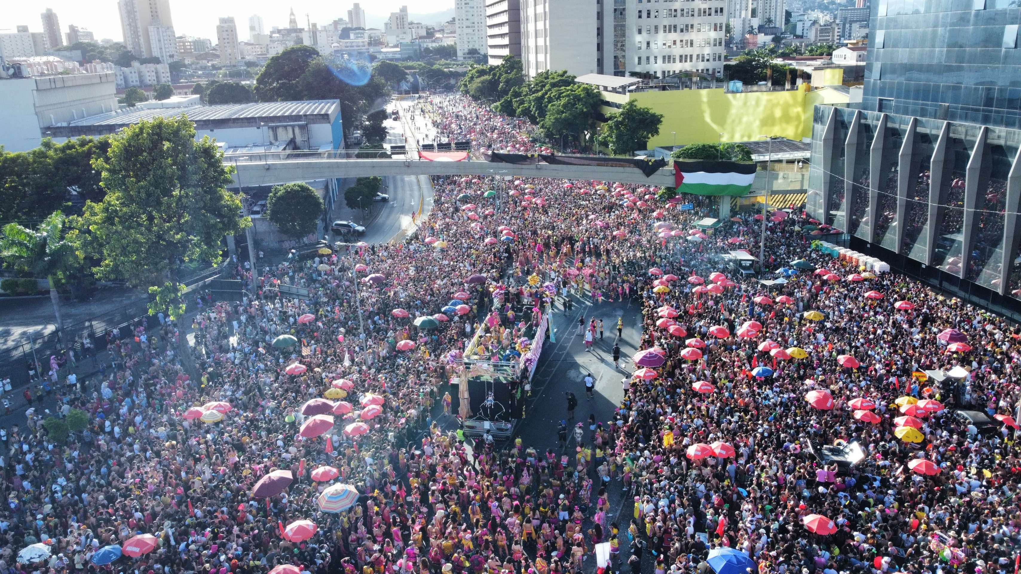 Uma multidão acompanhou o desfile do 'Então, Brilha' embalados pelo Axé dos anos 90 e versões transformadas de clássicos da música brasileira-Leandro Couri / E.M /D.A Press