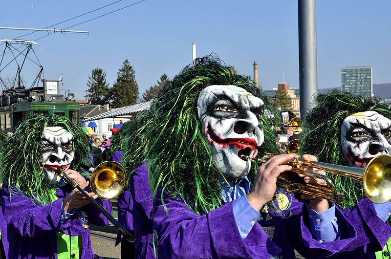Basileia, na SuÃ­Ã§a - Denominado Fasnacht, o maior Carnaval suÃ­Ã§o comeÃ§a na segunda-feira que antecede a Quarta de Cinzas e dura 72 horas. Bandas de mÃºsicos e blocos de mascarados desfilam pelas ruas da cidade localizada Ã s margens do rio Reno. 