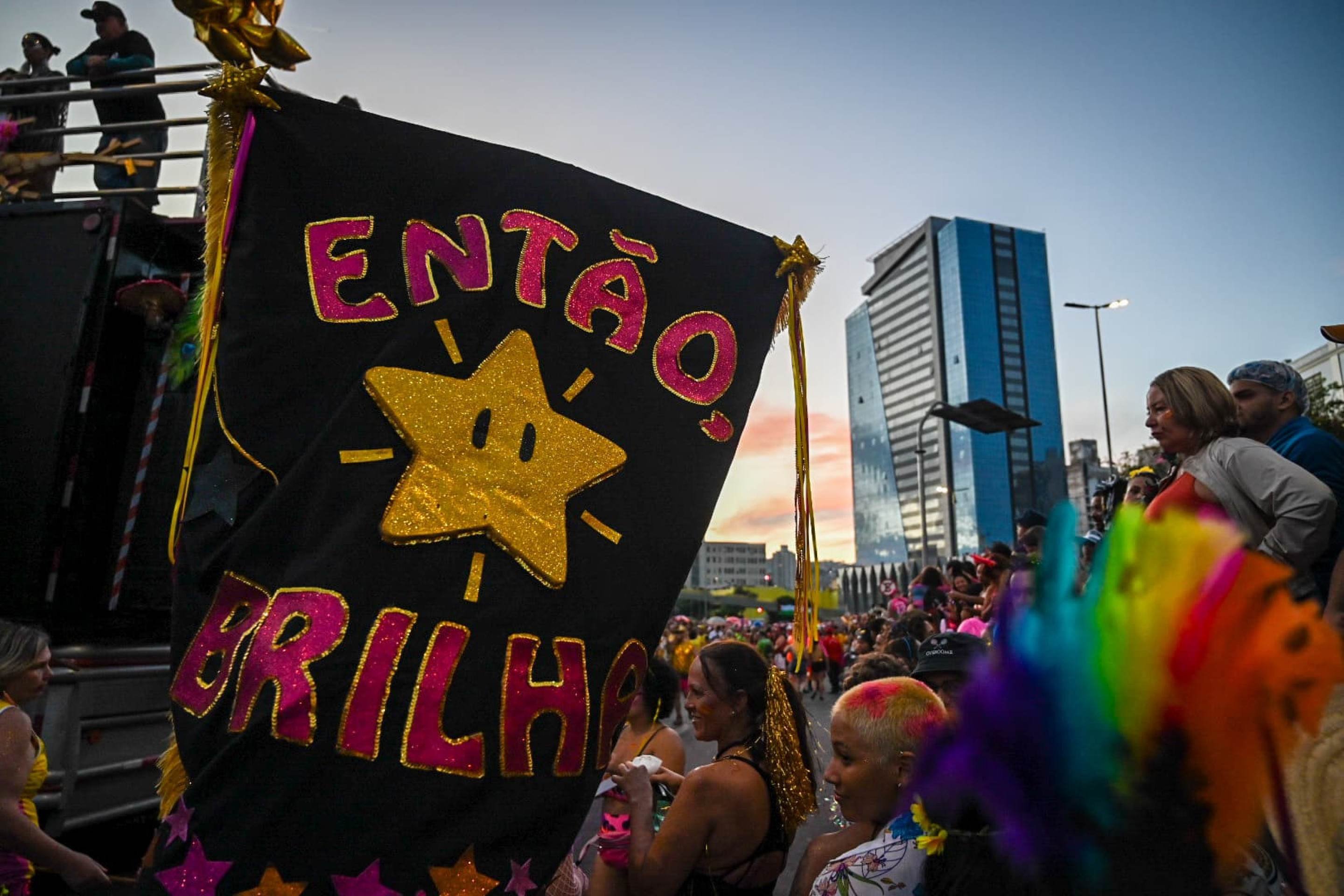 O esquenta da bateria brilhante abriu os trabalhos do desfile, ainda sob o céu escuro-Leandro Couri / E.M /D.A Press