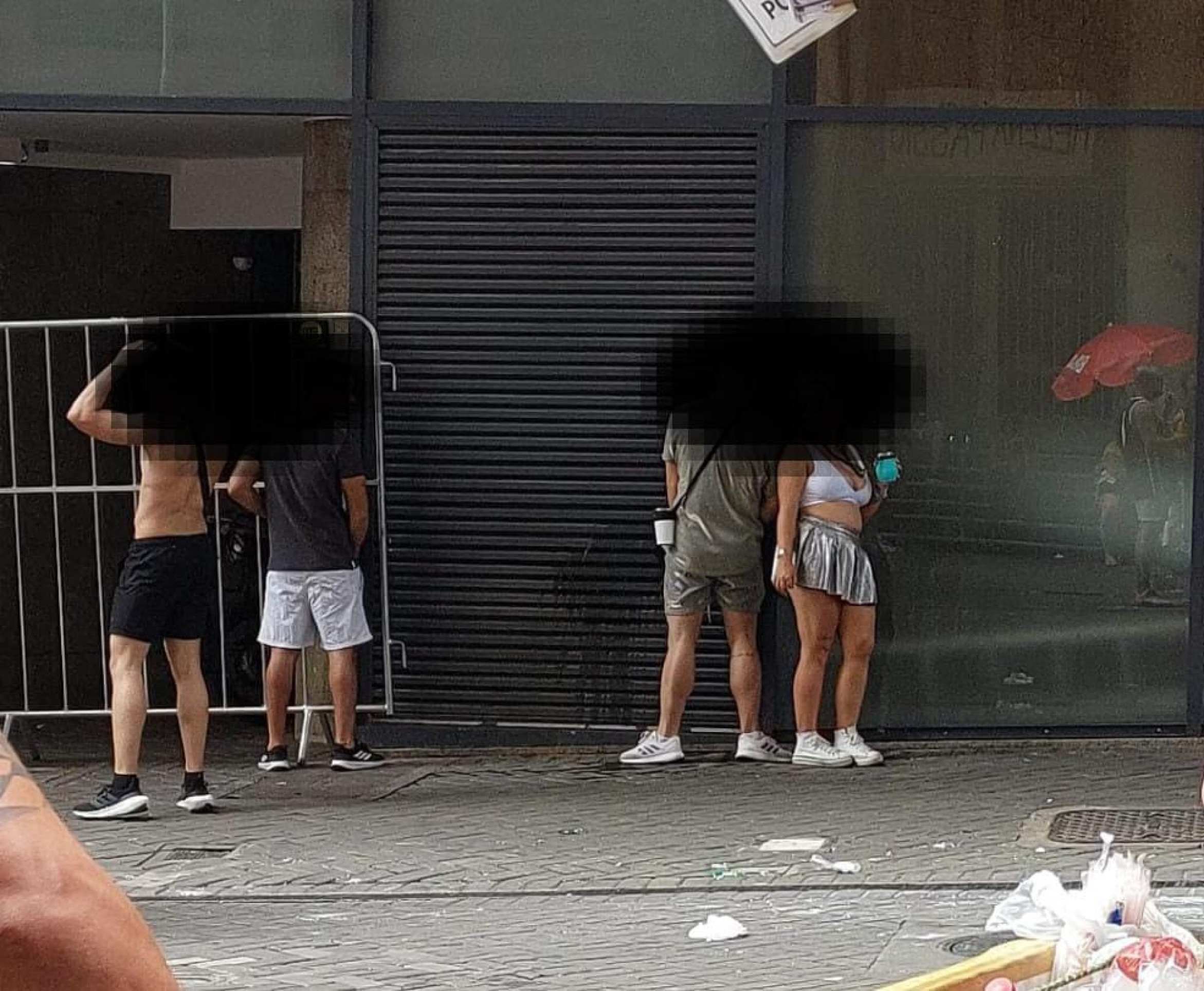 Durante o Quando Come se Lambuza foliões urinam em locais inadequados
