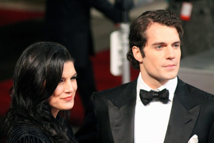Ainda na vida pessoal, Cavill chegou a viver um relacionamento de idas e vindas com a lutadora de MMA e atriz, Gina Carano (foto), entre 2012 e 2014.  Atualmente, Henry Cavill vive no bairro de Kensington, em Londres, com seu cÃ£o de estimaÃ§Ã£o, Kal.