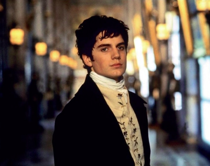 Em 2002, Cavill interpretou Albert Mondego em 