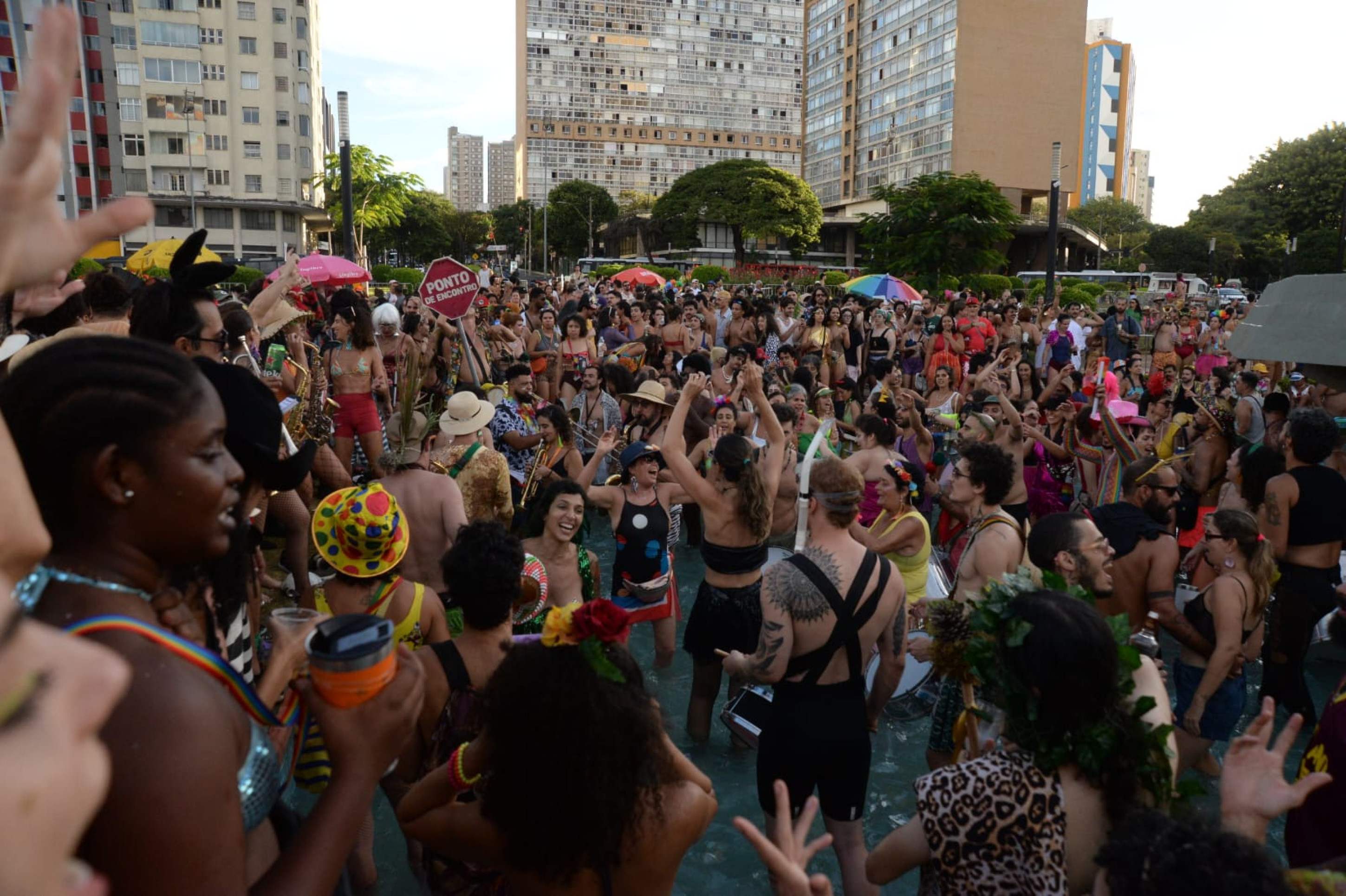 Foliões lotaram a Praça Raul Soares, no Centro de BH, na tarde deste sábado de carnaval -Túlio Santos/EM/D.A Press
