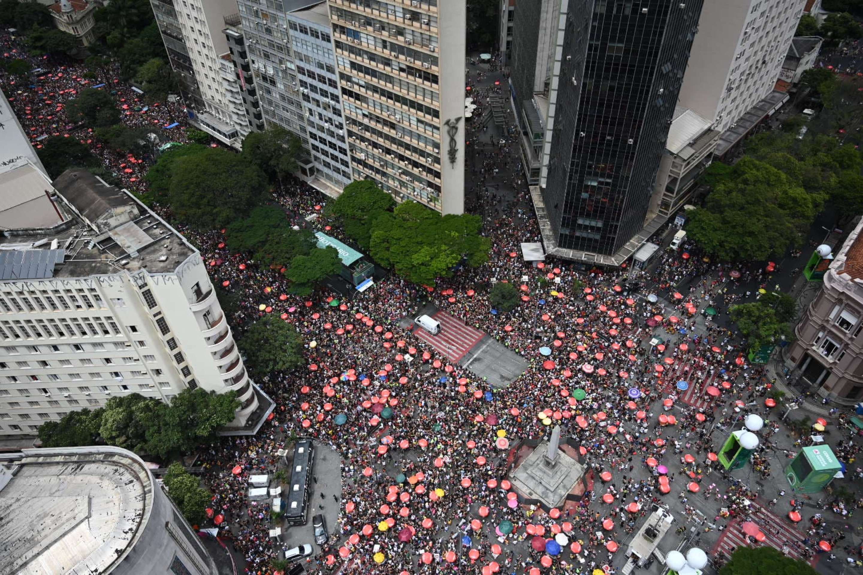 Praça Sete é tomada por multidão em sábado de carnaval-Leandro Couri/EM/D.A Press