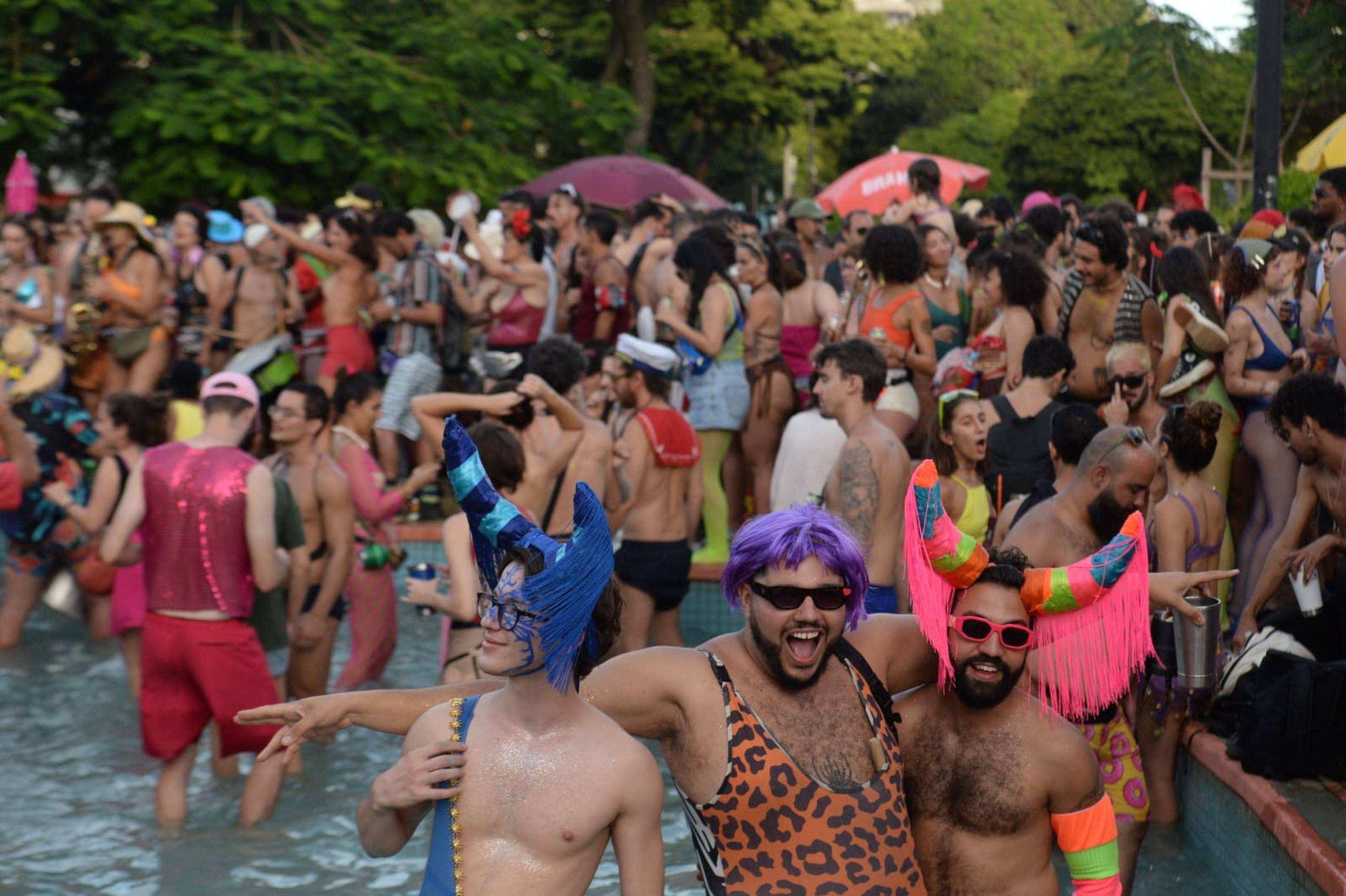 A Praia da Estação, movimento que retomou o carnaval de rua na capital mineira, lotou a Praça Raul Soares, na região Central de BH, e muitos foliões aproveitaram o espelho d'água para se refrescar.-Túlio Santos/EM/D.A Press
