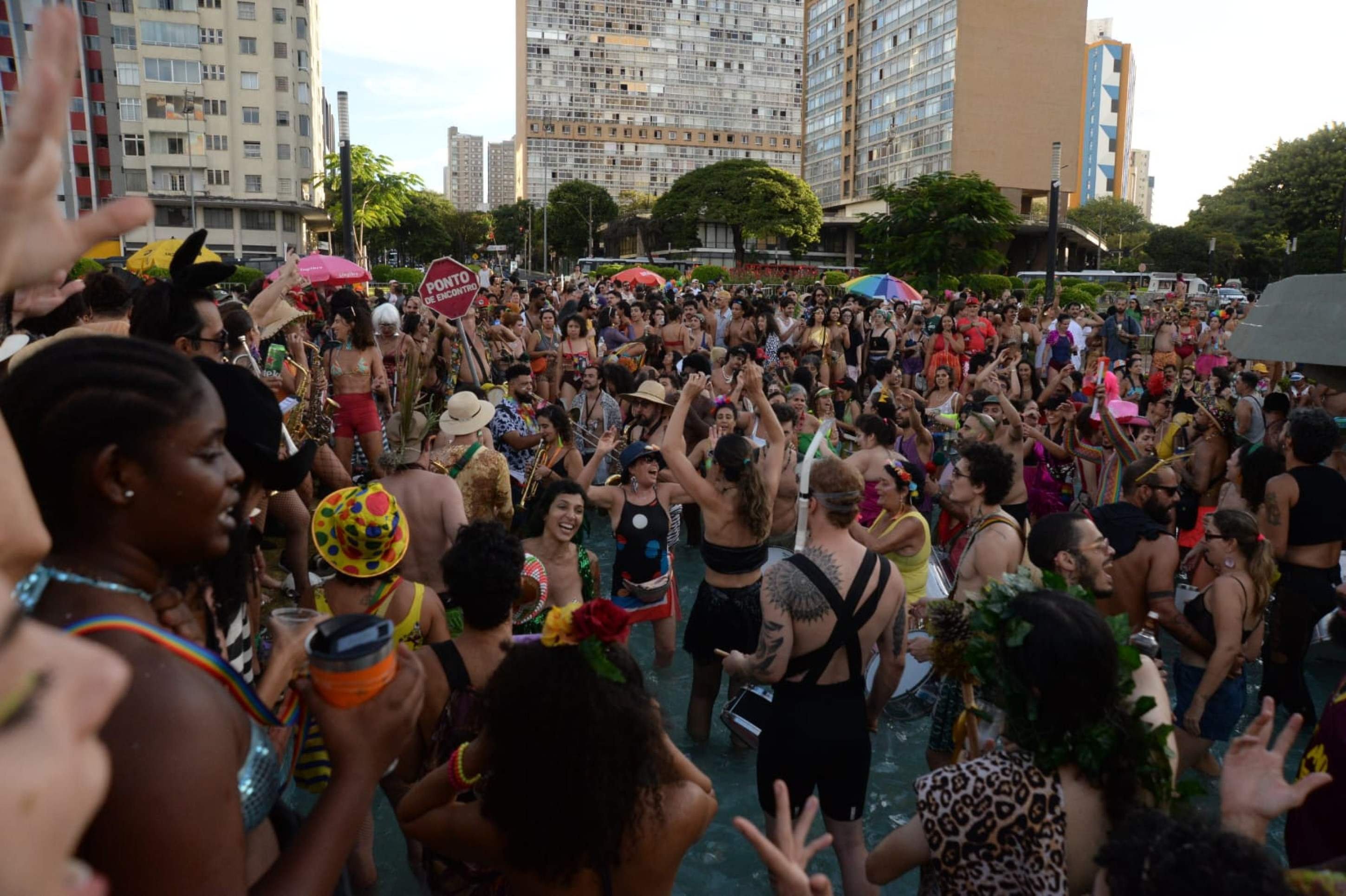 A Praia da Estação, movimento que retomou o carnaval de rua na capital mineira, lotou a Praça Raul Soares, na região Central de BH, e muitos foliões aproveitaram o espelho d'água para se refrescar.-Túlio Santos/EM/D.A Press