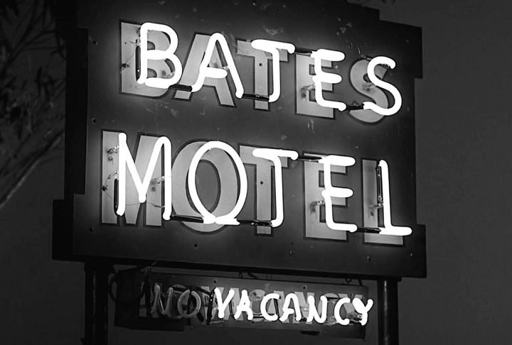 Enquanto escapava, ela precisa se hospedar no Bates Motel, administrado por Norman Bates, um jovem perturbado que vive com sua mãe dominadora. 