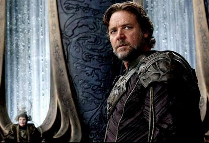 Durante seu tempo na Stowe School, Cavill conheceu Russell Crowe, que estava no local gravando cenas para o filme 