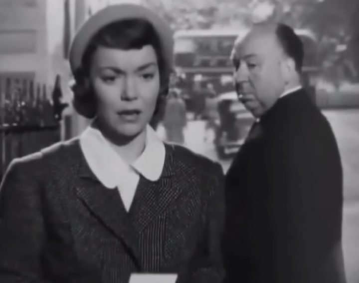 Hitchcock era famoso por fazer aparições rápidas em seus filmes, geralmente como figurante. Ele considerava essas aparições como uma forma de 