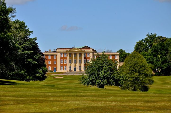 Cavill estudou na St. Michael's Preparatory School, em Jersey, e depois na Stowe School (foto), na Inglaterra.