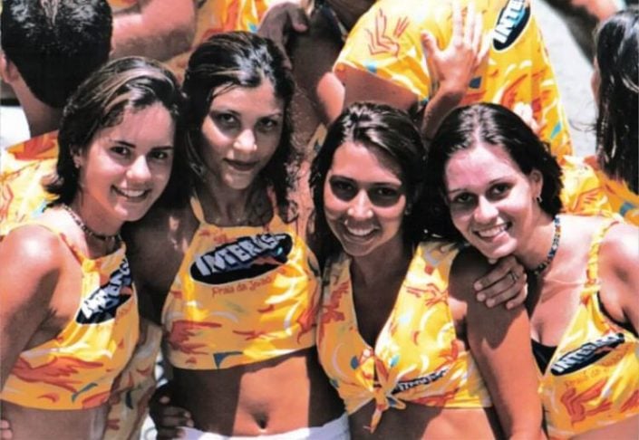 Mas também existem os abadás gratuitos; nesse caso, eles costumam ser distribuídos pelos blocos ou camarotes aos seus foliões.