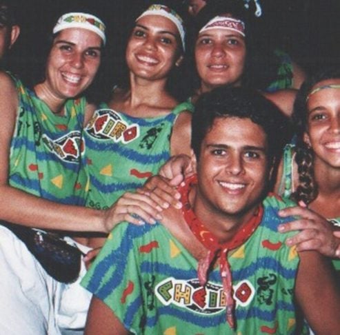 Com o passar do tempo, as cores vivas e os designs que expressam a identidade única de cada bloco foram tomando conta da vestimenta.