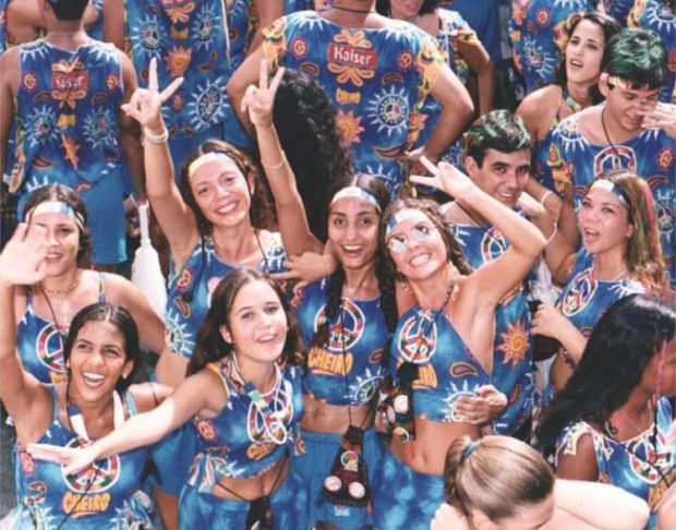 O abadÃ¡ nÃ£o apenas se consolidou como um item de vestuÃ¡rio distintivo durante o Carnaval, mas tambÃ©m como um sÃ­mbolo da festividade, representando a diversidade, a alegria e a identidade cultural do Brasil.