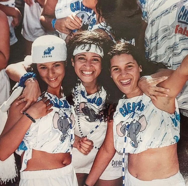 Os abadÃ¡s nÃ£o sÃ£o apenas peÃ§as de roupa, mas tambÃ©m funcionam como ingressos para os blocos carnavalescos. Ao adquirir um abadÃ¡, os foliÃµes garantem o acesso aos desfiles dos trios elÃ©tricos e outras atraÃ§Ãµes.
