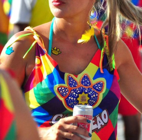 Nas últimas décadas, tem crescido a tendência dos abadás personalizados, principalmente entre os famosos.