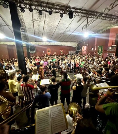 O bloco tem uma sede na Lapa, no Rio de Janeiro, onde realiza eventos durante todo o ano.