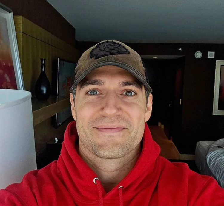 Henry Cavill nasceu na ilha britânica de Saint Helier, situada no Canal da Mancha, em 5/5/1983. Ele é o quarto filho do casal formado por Marianne Dalgliesh, que cuidava da casa e foi secretária de banco, e seu pai, Colin Richard, que era corretor da bolsa. 