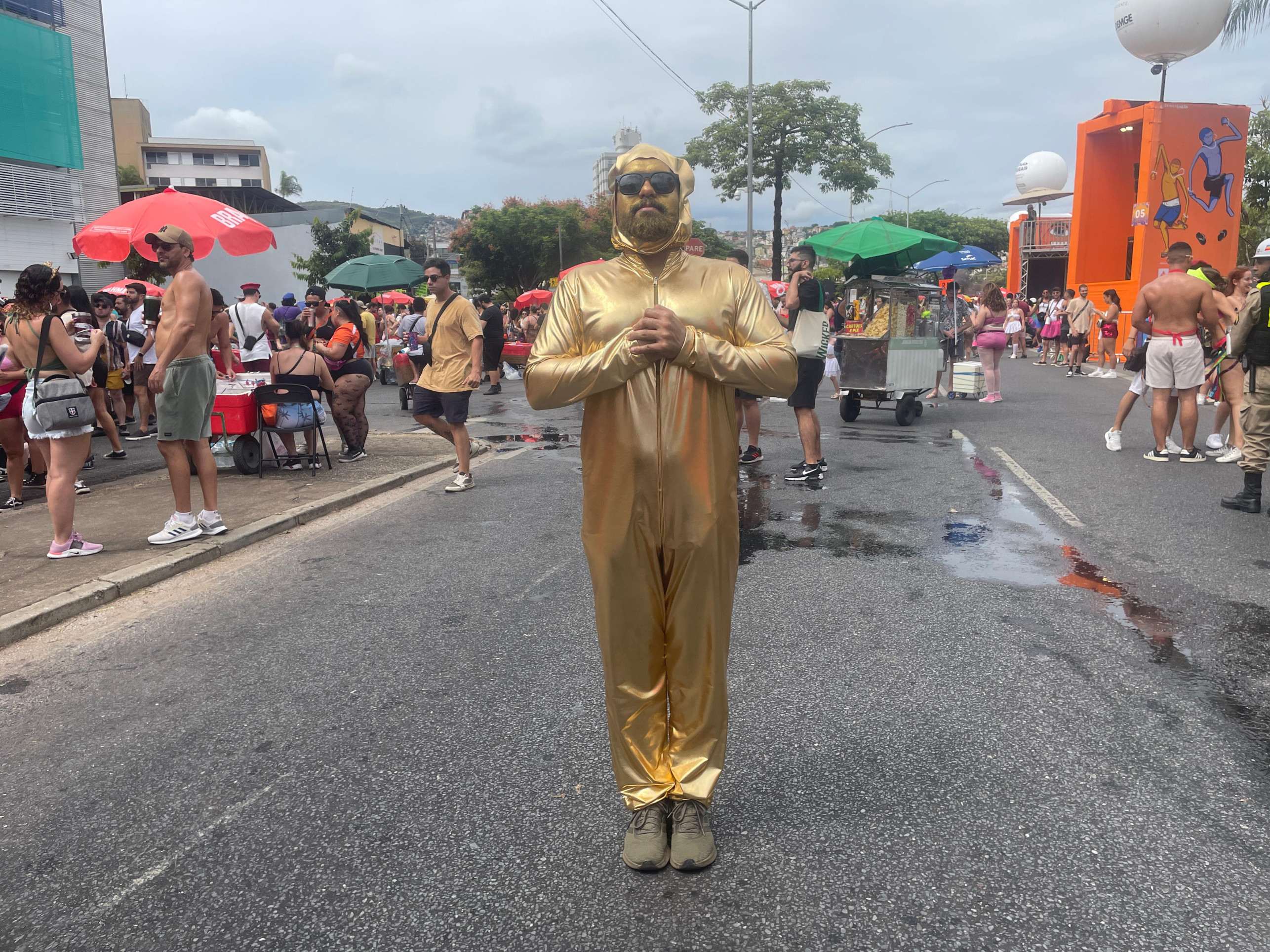 À espera da premiação, Wallace Souza, de 33 anos se fantasia de estatueta do Oscar