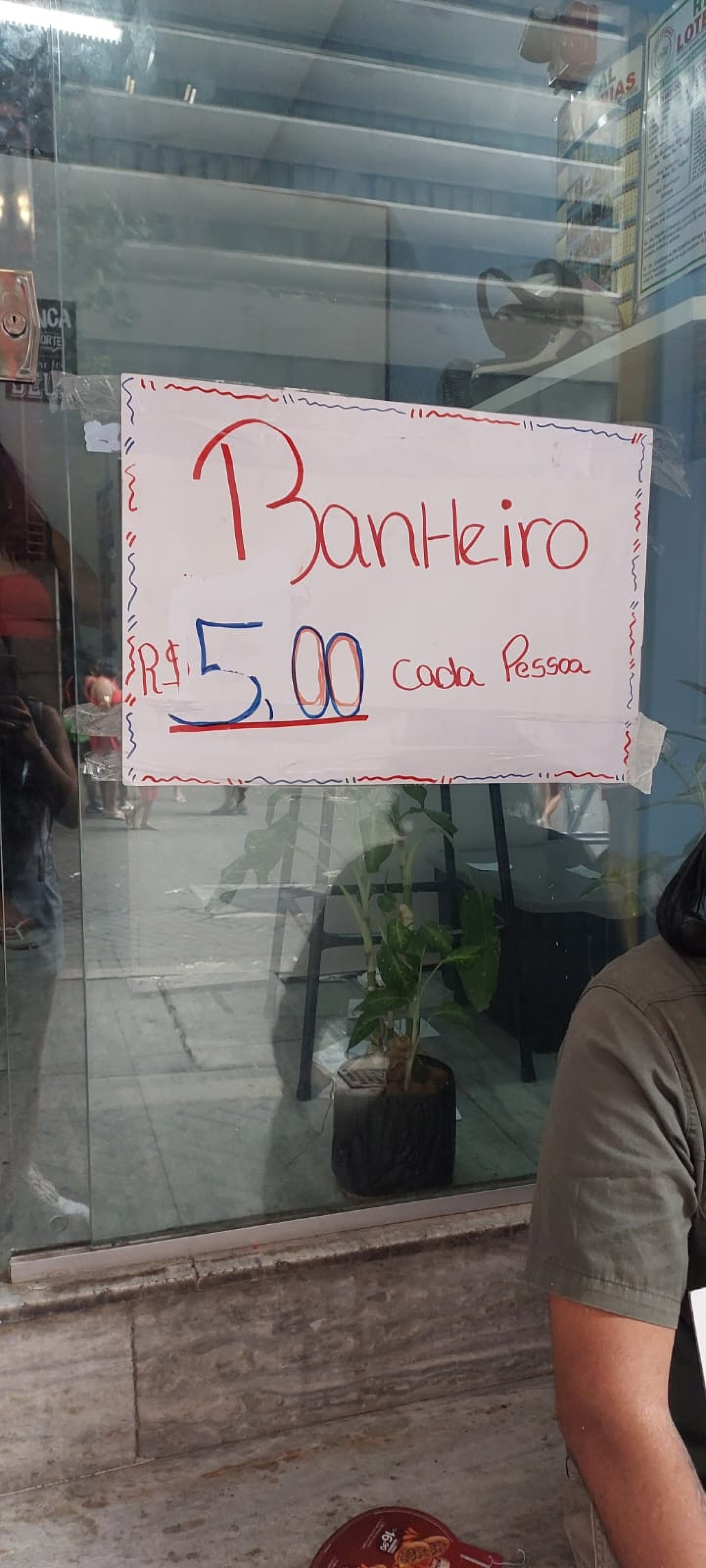 Comerciantes cobram pelo uso de sanitários durante o carnaval de BH 