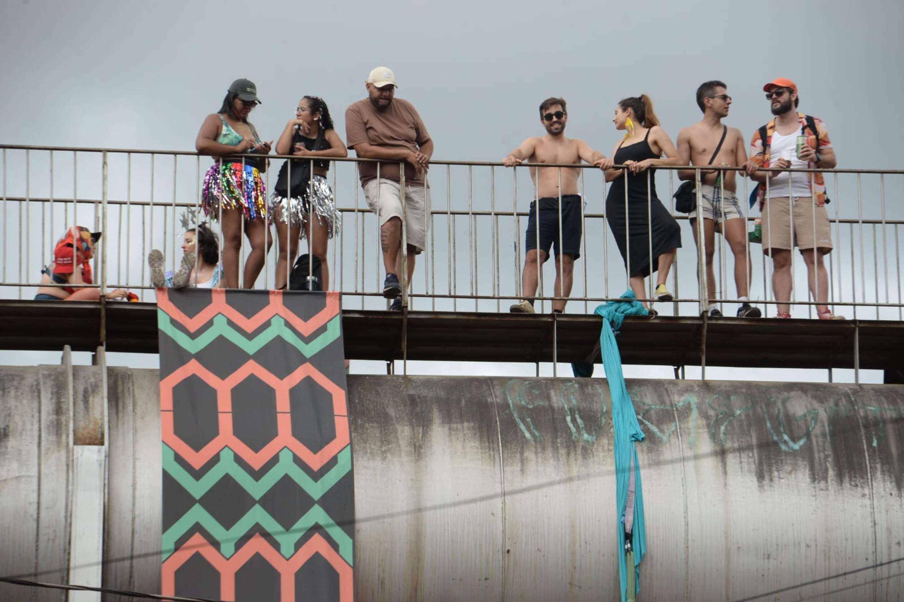Nas ruas que cortam a avenida, mais íngremes, foliões se amontoavam para ver do alto a bateria-Túlio Santos/EM/D.A Press