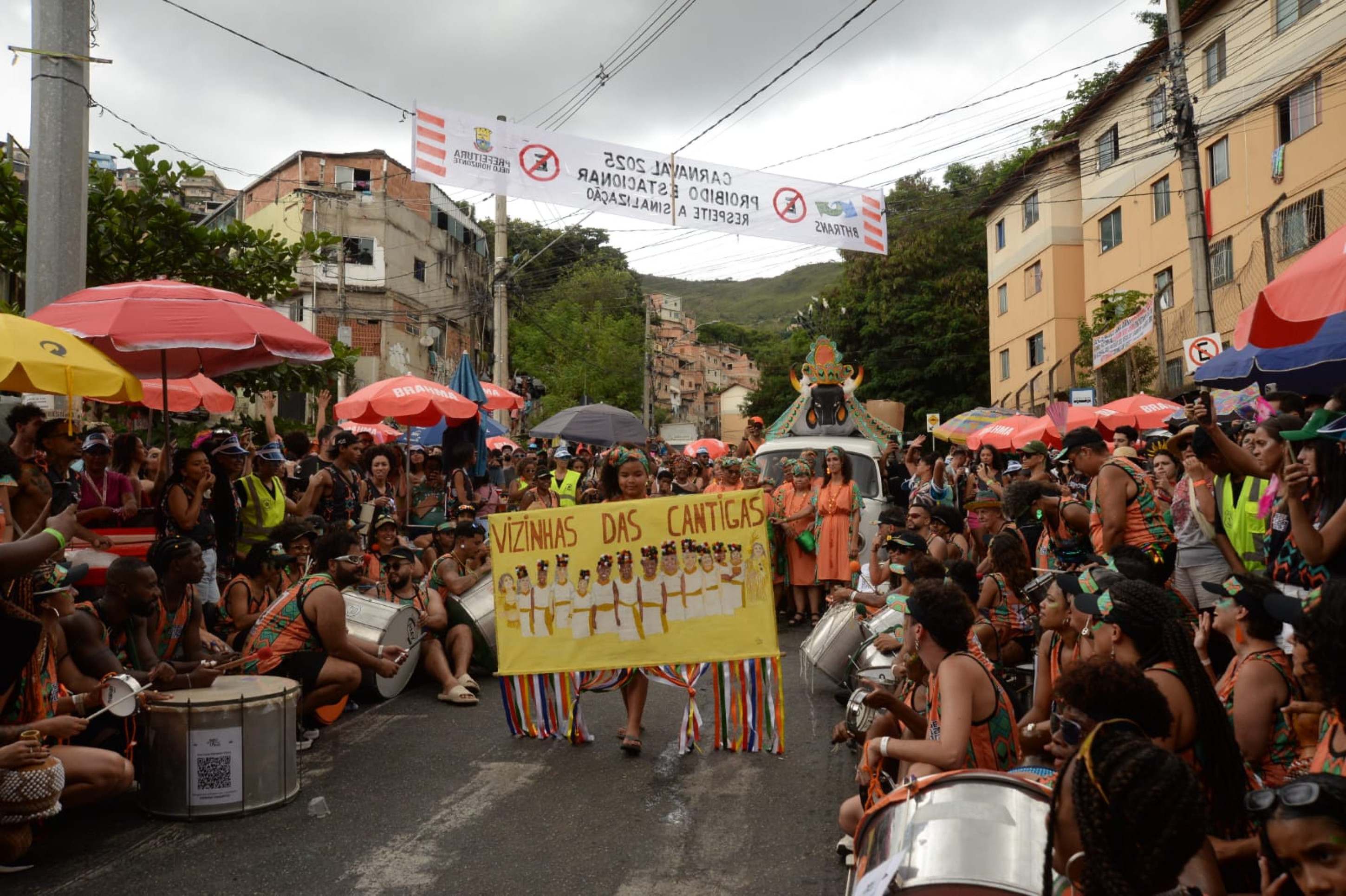 O cortejo do bloco, que partiu no meio da Avenida Mem de Sá, no Santa Efigênia, região Leste-Túlio Santos/EM/D.A Press