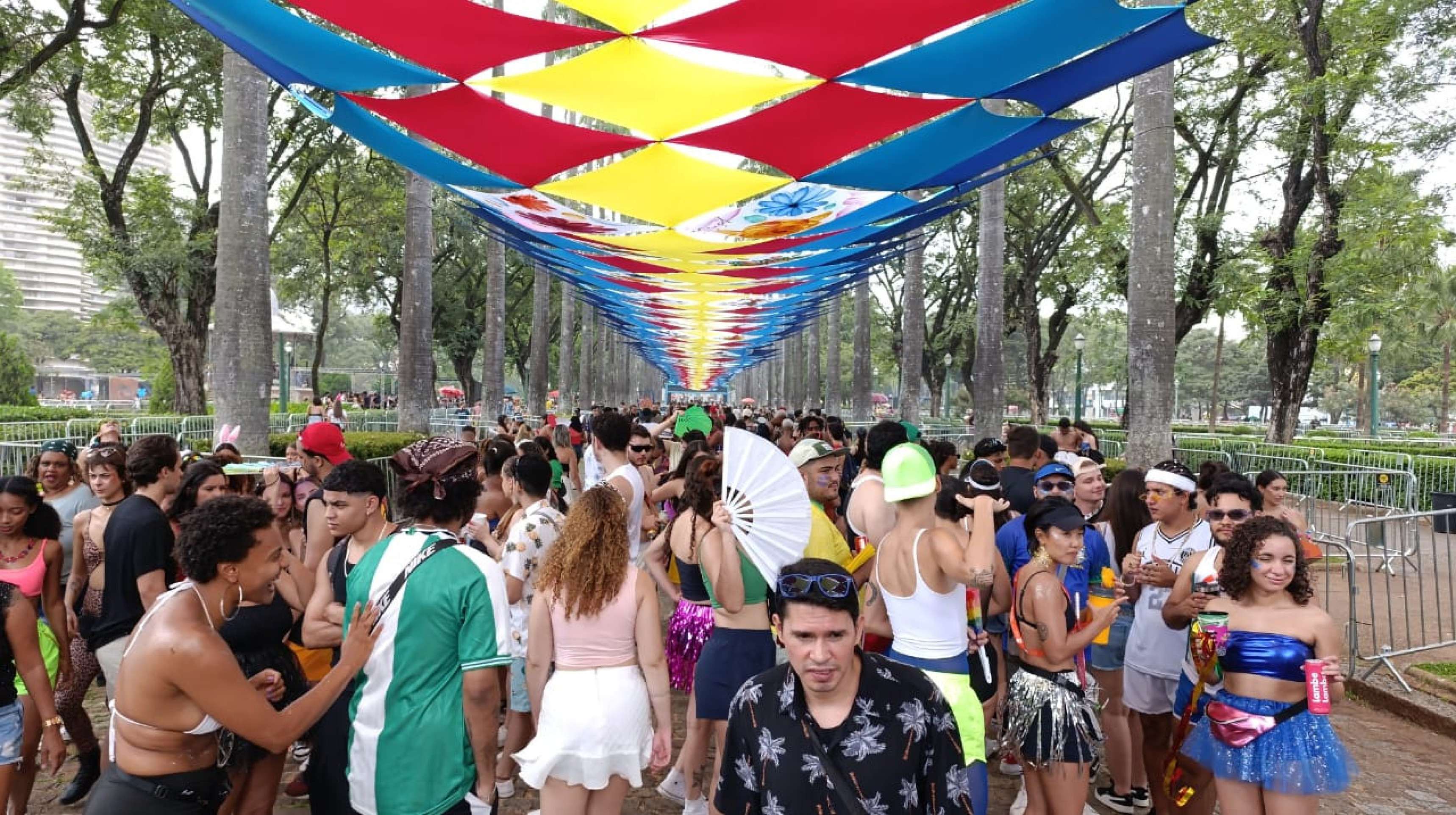 Foliões tentando se abrigar da chuva na Praça de Liberdade