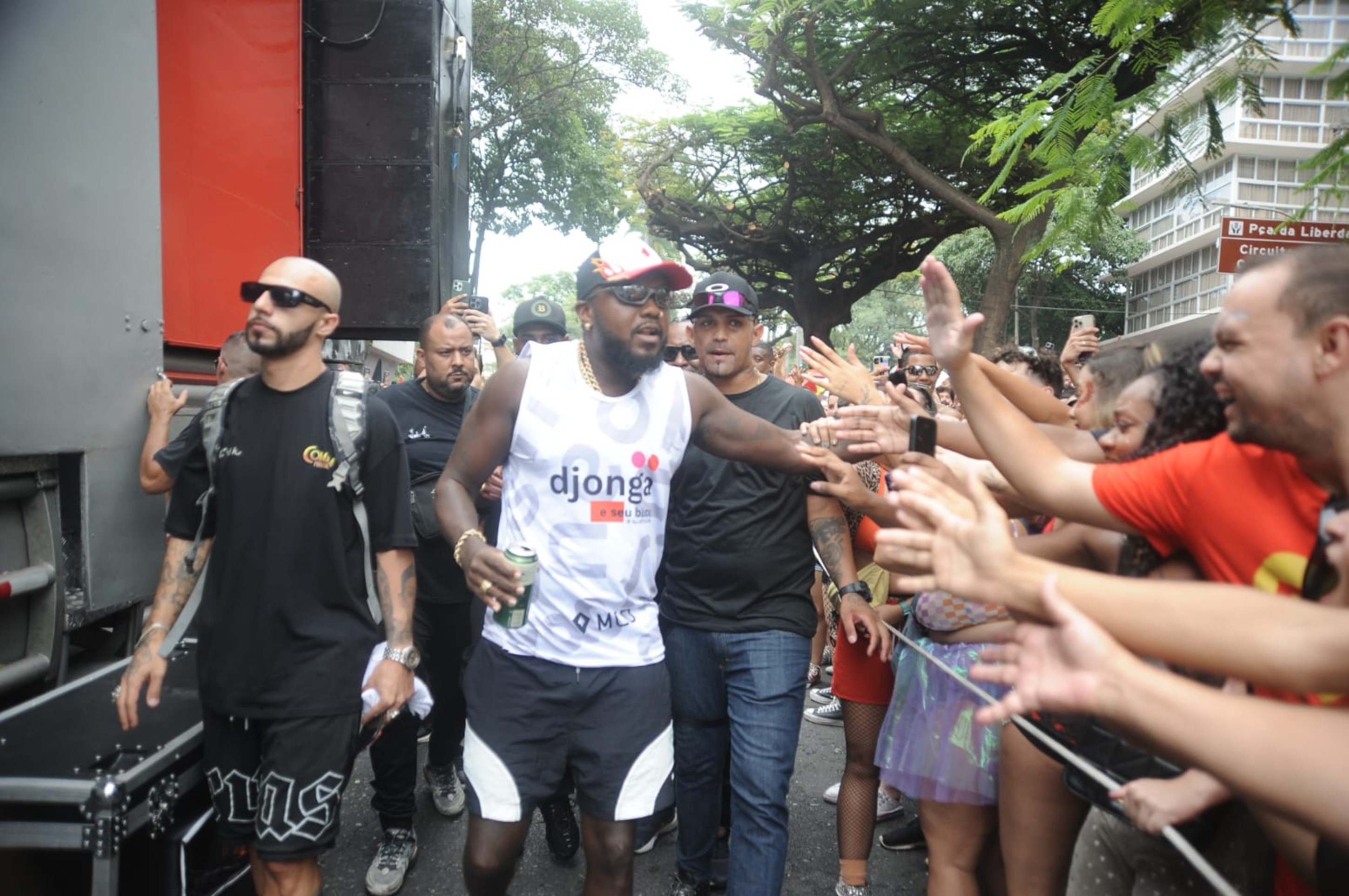 ''Djonga e Seu Bloco' estreia arrastando foliões pelas ruas de Belo Horizonte-Alexandre Guzanshe/EM/D.A Press