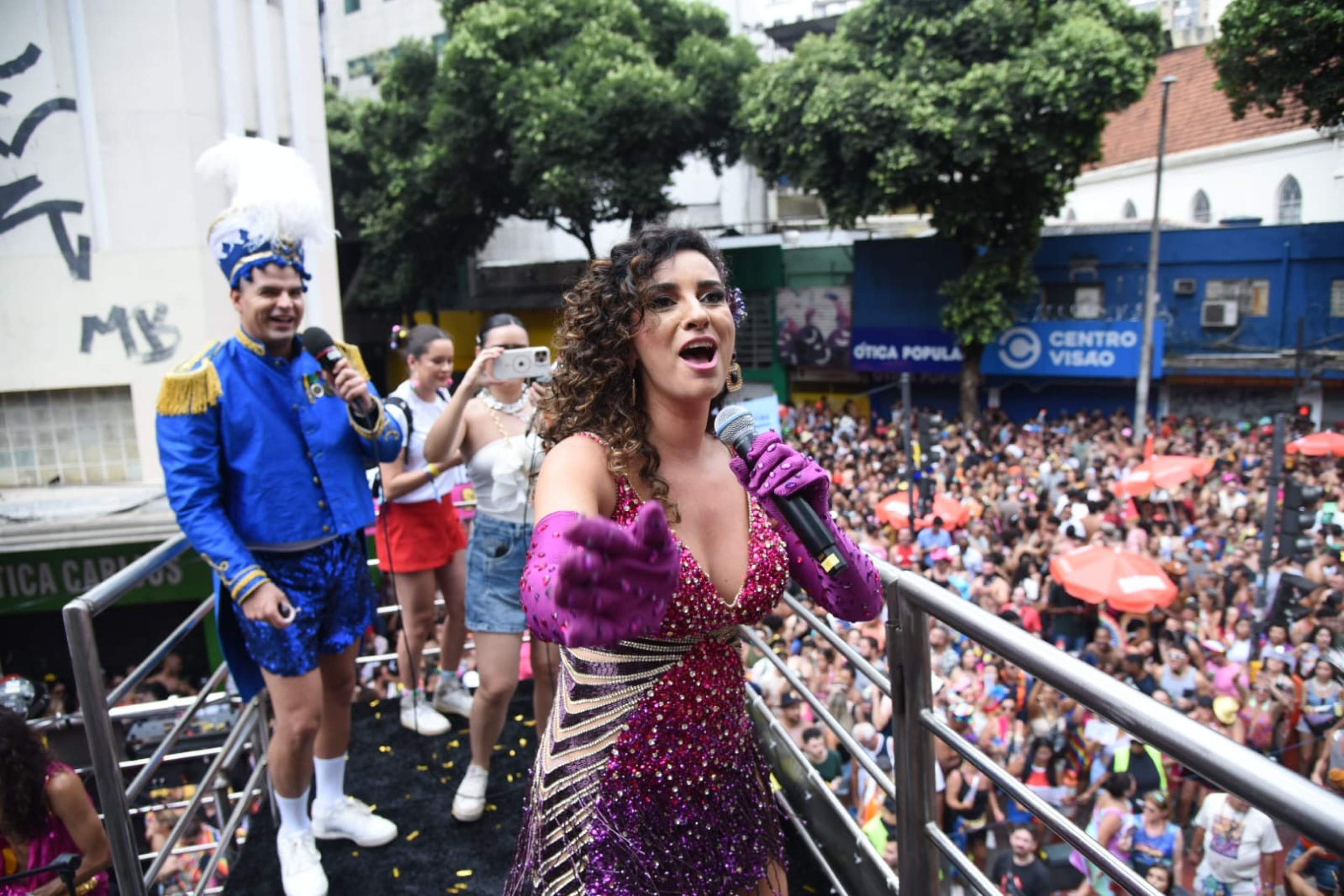 Aline Calixto e sua banda tomam conta das ruas de Belo Horizonte, levando uma explosão de música, alegria e inclusão