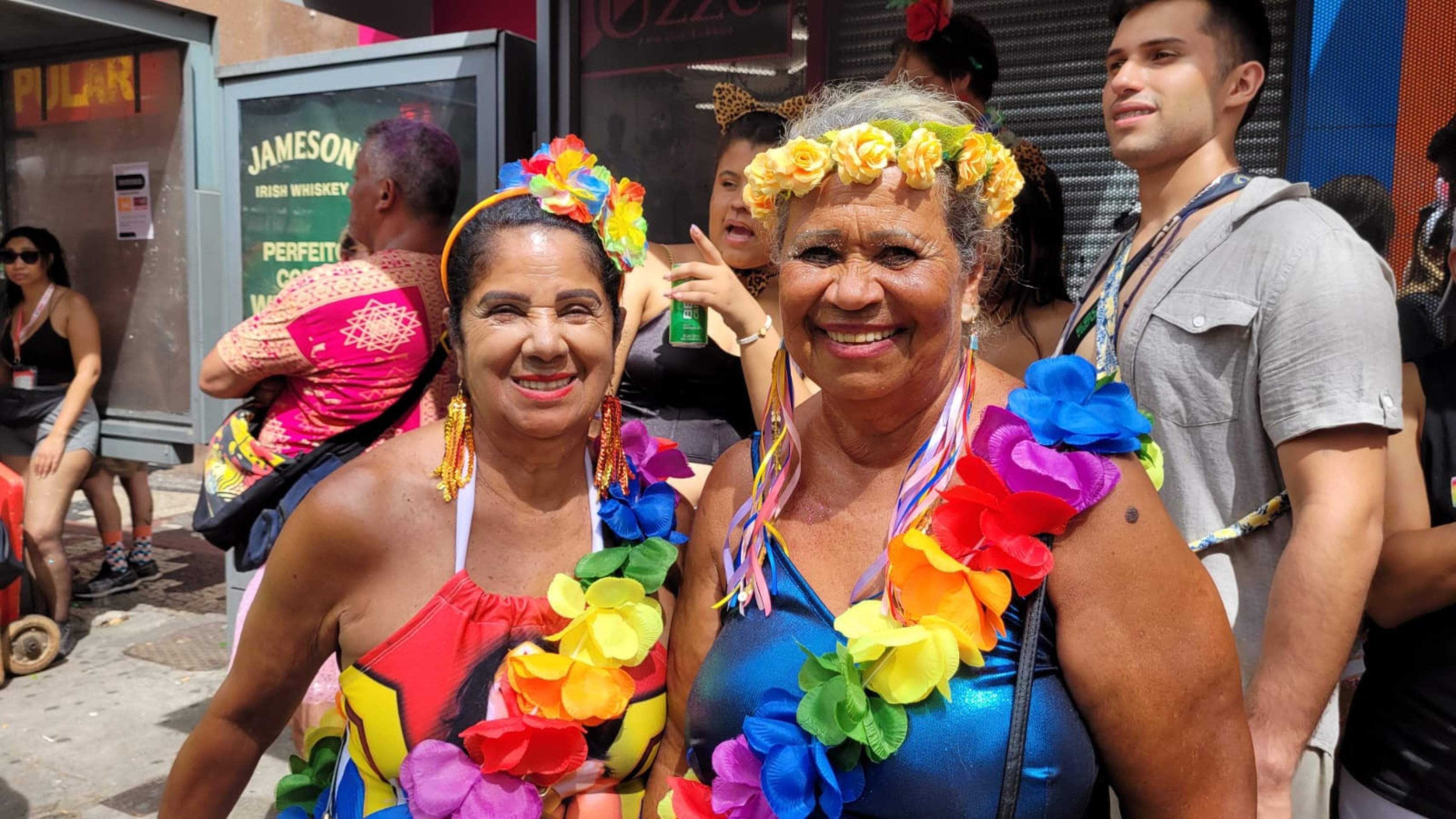 A dupla Ângela Tavares e a Aparecida Rocha, de 77 e 75 anos respectivamente, comemoram a folia de BH. 