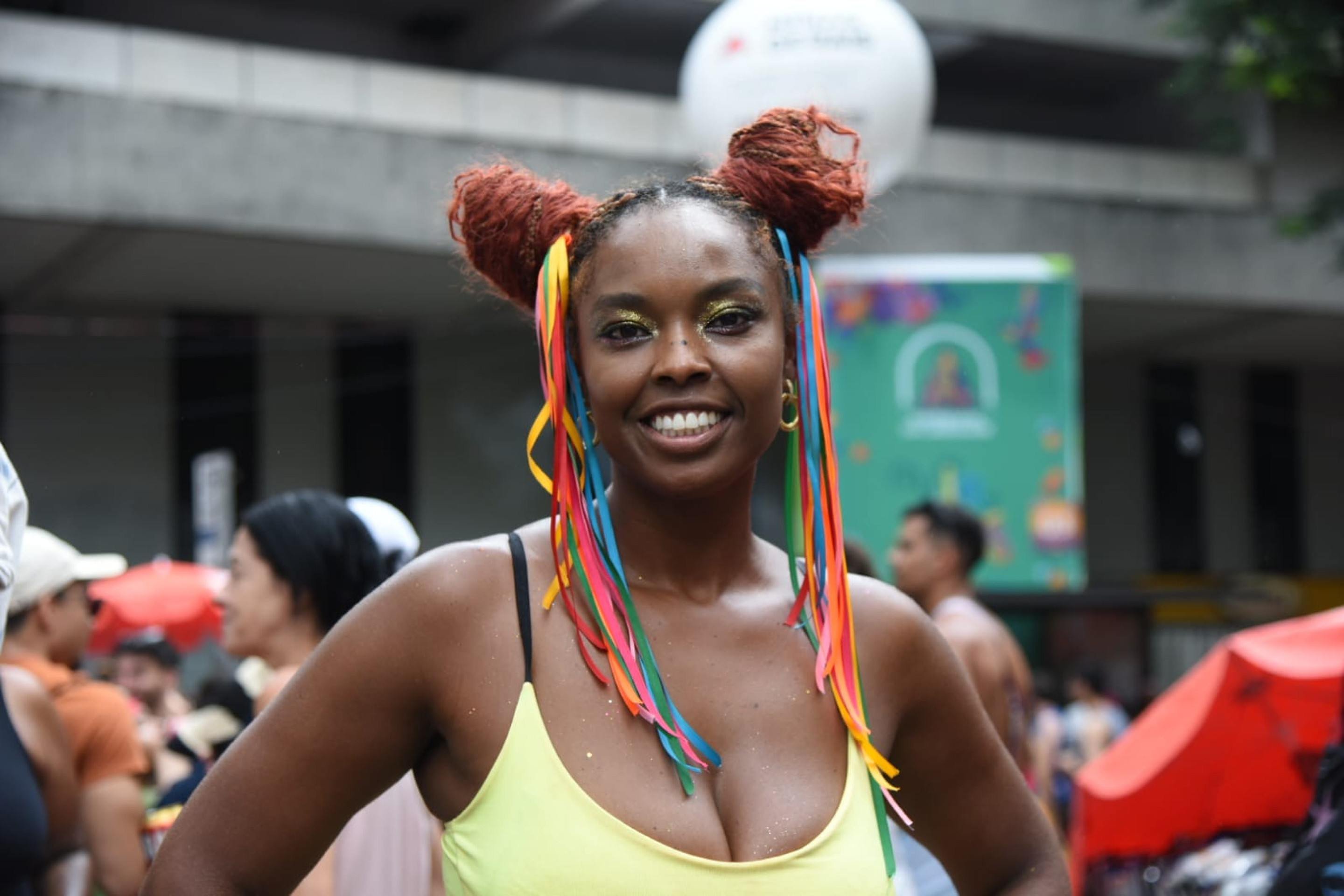 Roupas e adereços coloridos marcaram presença no desfile