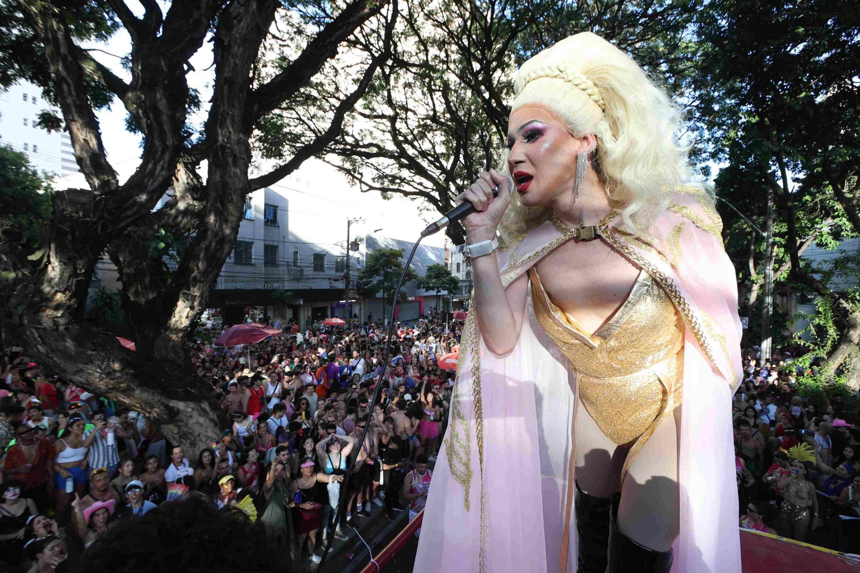 Foliões aproveitam bloco 'TS Party BR' na avenida Augusto de Lima, no Barro Preto, em Belo Horizonte. -Marcos Vieira/EM/D.A Press