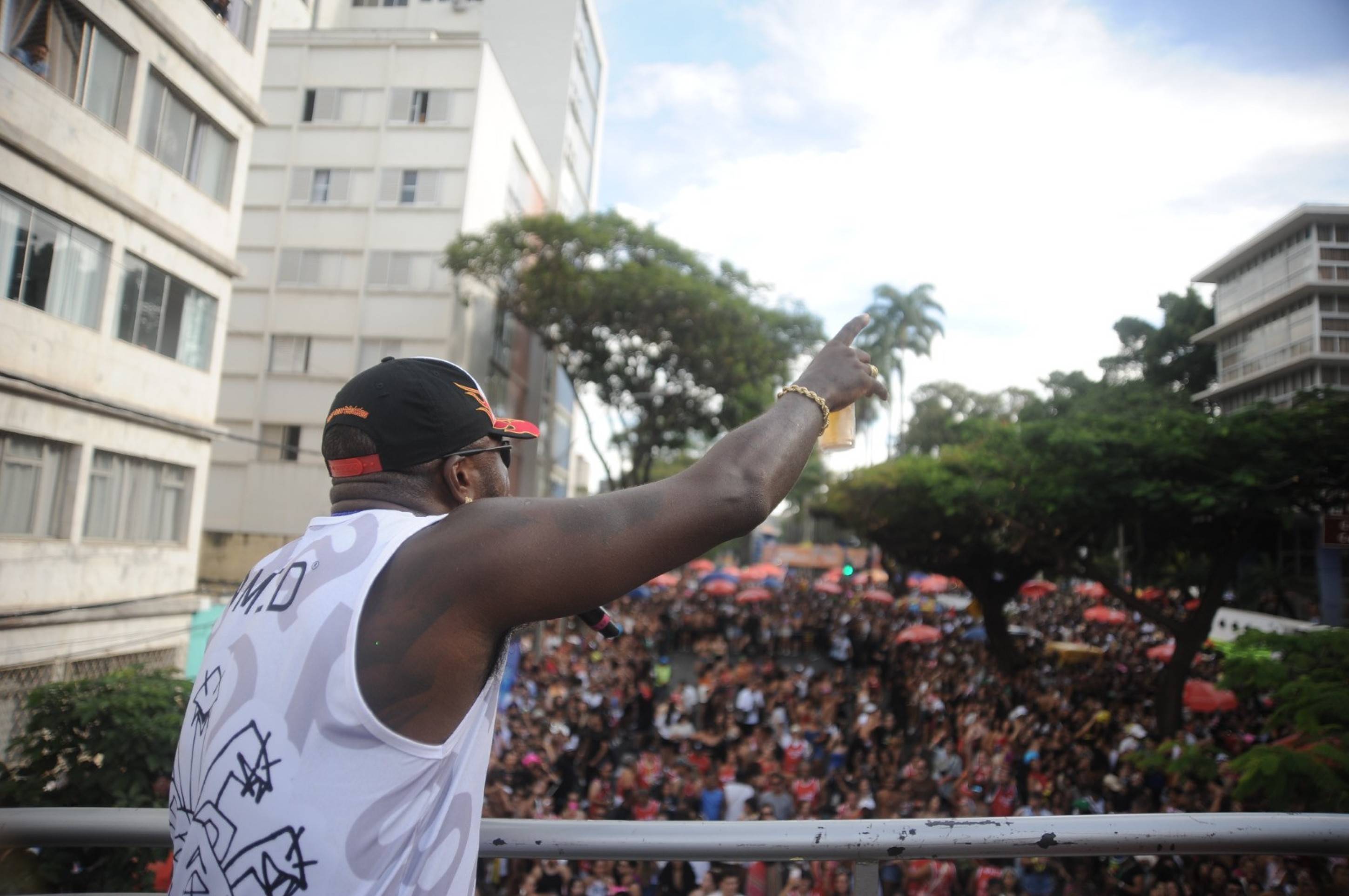 O rapper chegou ao local pouco antes das 15h, cumprimentando a multidão-Alexandre Guzanshe/EM/D.A press