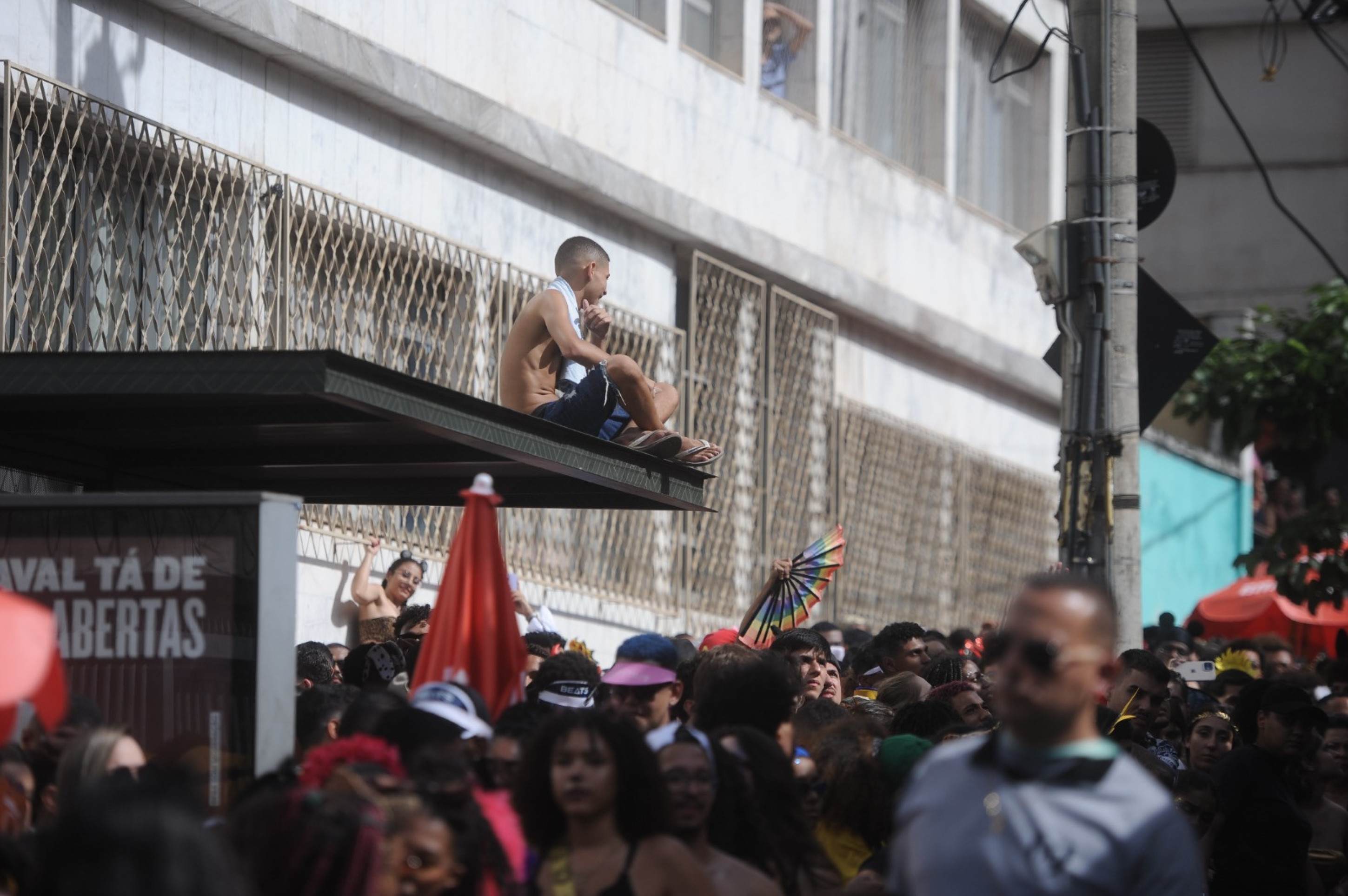 Alguns escolheram um lugar diferente para curtir o bloco-Alexandre Guzanshe/EM/D.A press