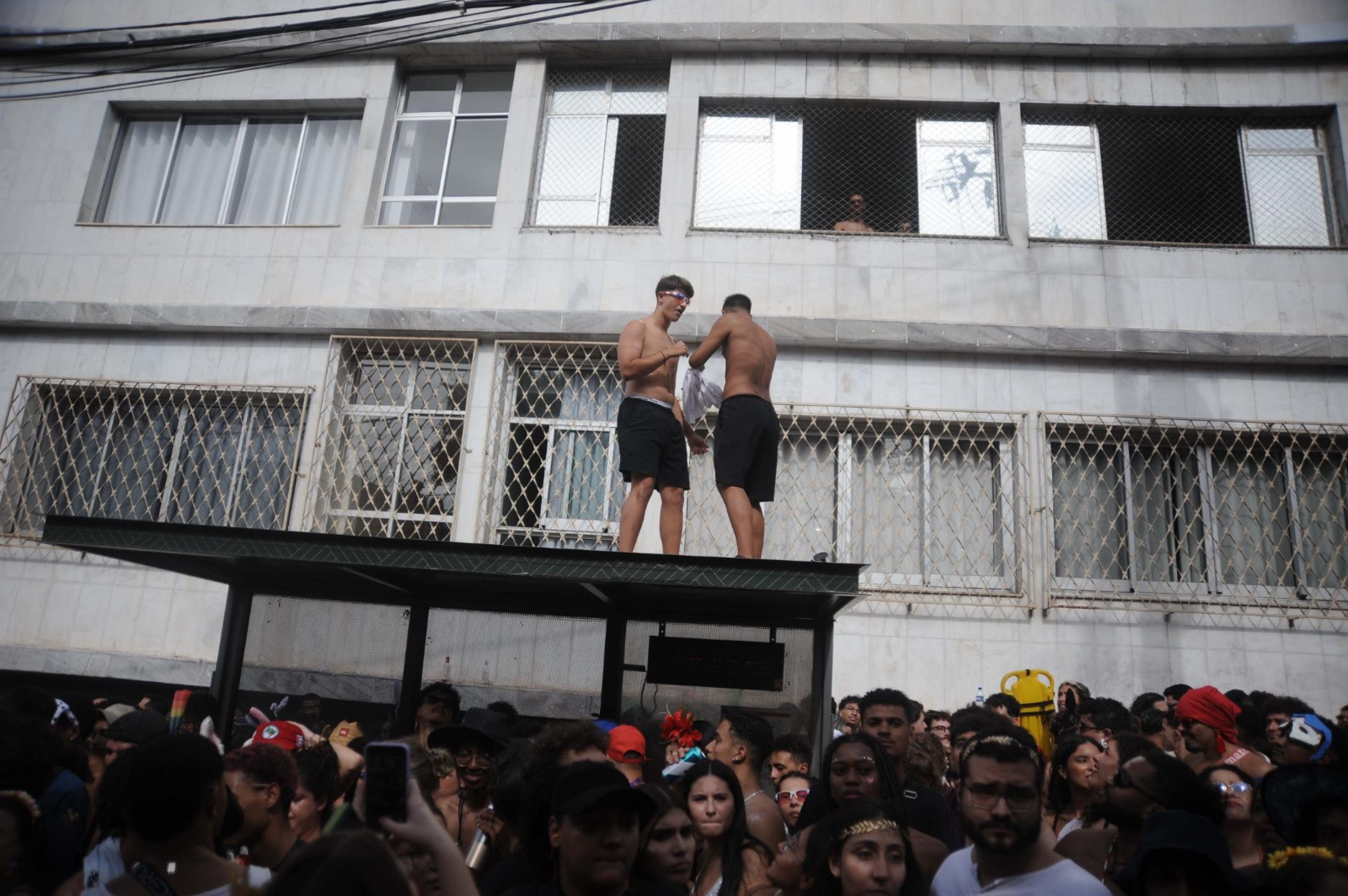 Alguns escolheram um lugar diferente para curtir o bloco-Alexandre Guzanshe/EM/D.A press